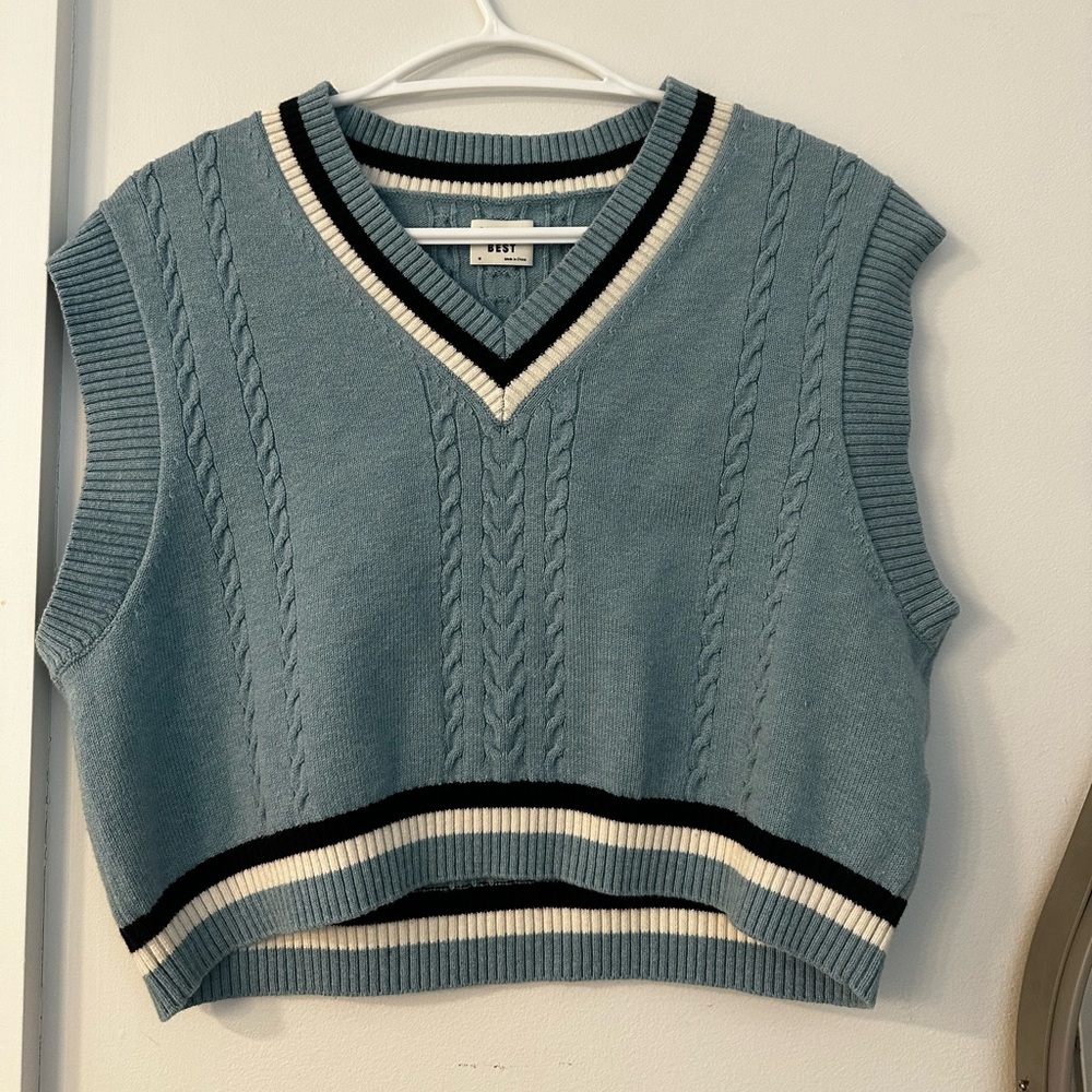 Aritzia Sunday Best cropped sweater vest size M